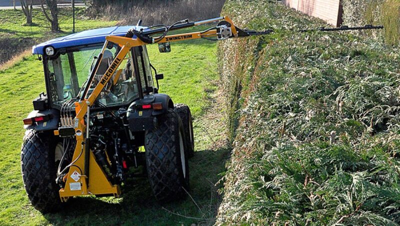 McConnel Svingklipper monteret på traktor – ideel til effektiv beskæring af hække og buske. Tilgængelig hos Bredsgaard.dk.