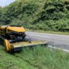 McConnel T600 fjernstyret slagleklipper i aktion langs vejkant – kraftfuld og præcis landskabspleje. Tilgængelig hos Bredsgaard.dk.