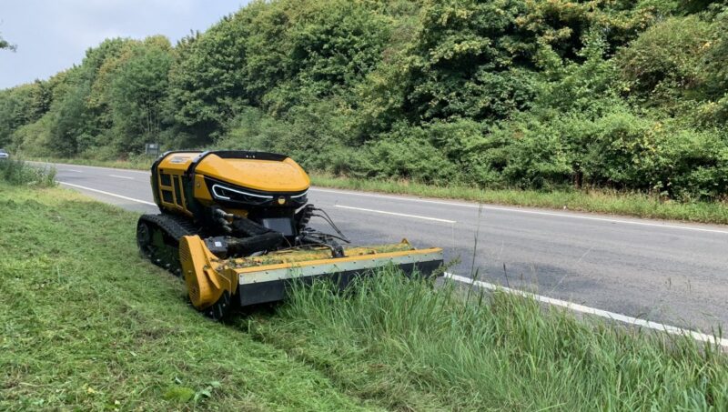 McConnel T600 fjernstyret slagleklipper i aktion langs vejkant – kraftfuld og præcis landskabspleje. Tilgængelig hos Bredsgaard.dk.