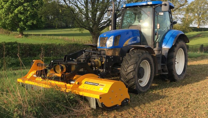 McConnel Magnum Dominator 290 slagleklipper monteret på New Holland traktor, i brug på mark – Til salg hos Bredsgaard.dk