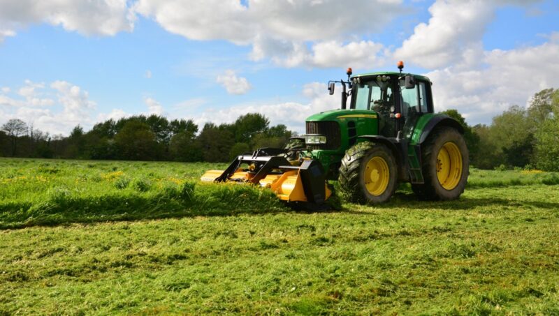 McConnel Profi Mega 300 i aktion, klipper tæt vegetation med præcision. Tilgængelig på Bredsgaard.dk.