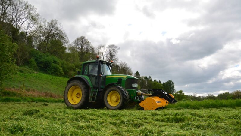 McConnel Magnum Profi Mega 300 monteret på traktor i marken – effektiv til kratrydning og mulching. Find den hos Bredsgaard.dk.