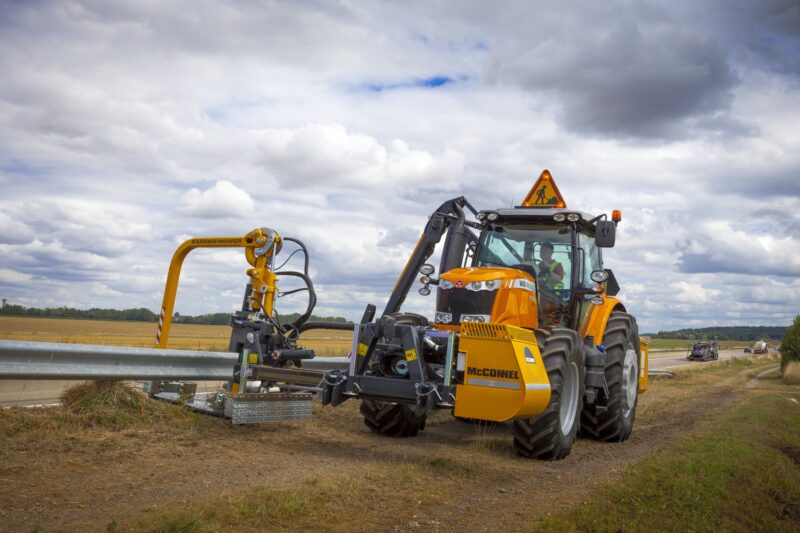 McConnel Barrier Mower i brug langs autoværn – effektiv klipning af græs og ukrudt | Bredsgaard.dk