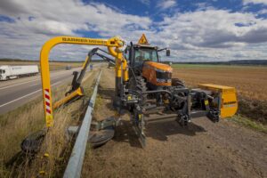 McConnel Barrier Mower monteret på traktor – præcisionsklipning langs vejsikringer | Bredsgaard.dk