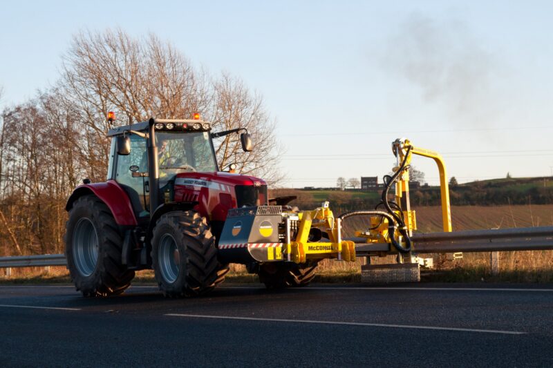 Frontmonteret McConnel Barrier Mower til vedligeholdelse af vejsider og autoværn | Bredsgaard.dk