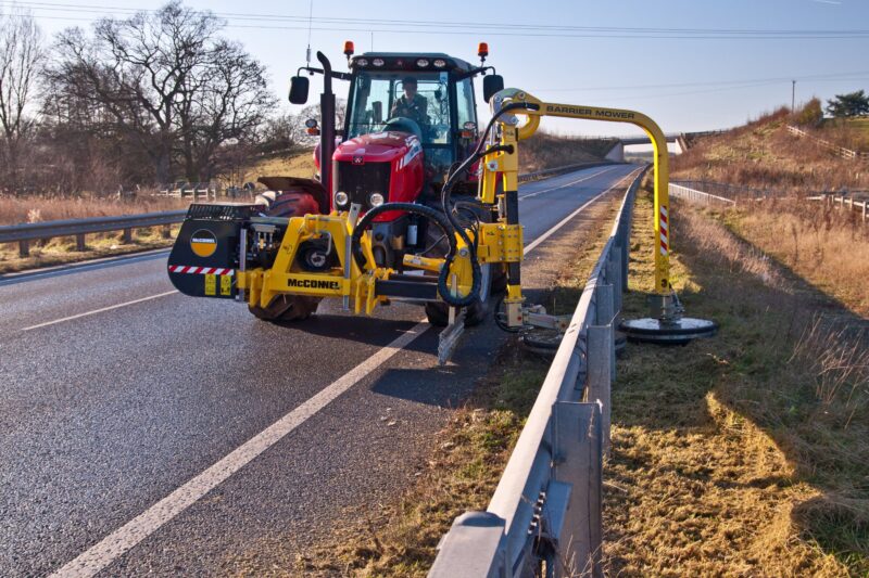 McConnel Barrier Mower i aktion på landevej – professionel vejvedligeholdelse | Bredsgaard.dk