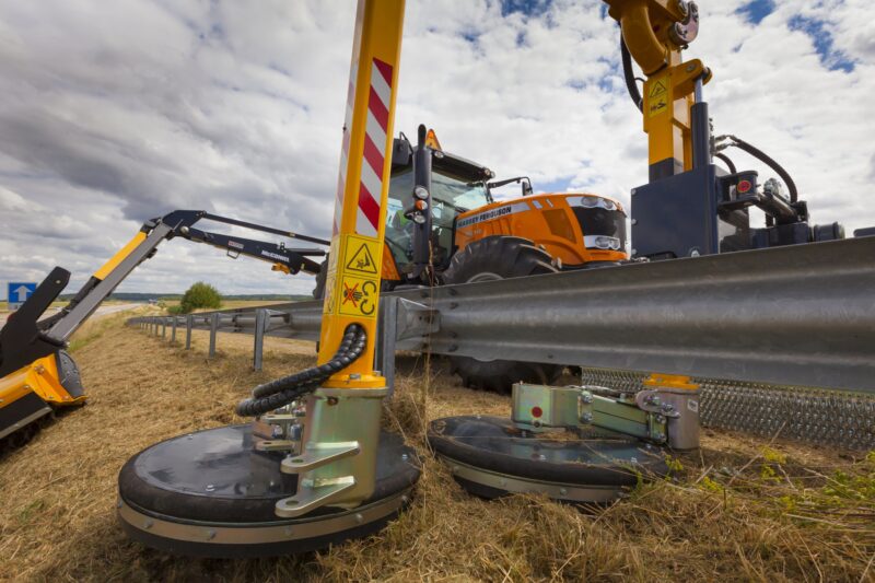 Nærbillede af McConnel Barrier Mower’s klippehoveder – effektiv græsklipning omkring barriere | Bredsgaard.dk